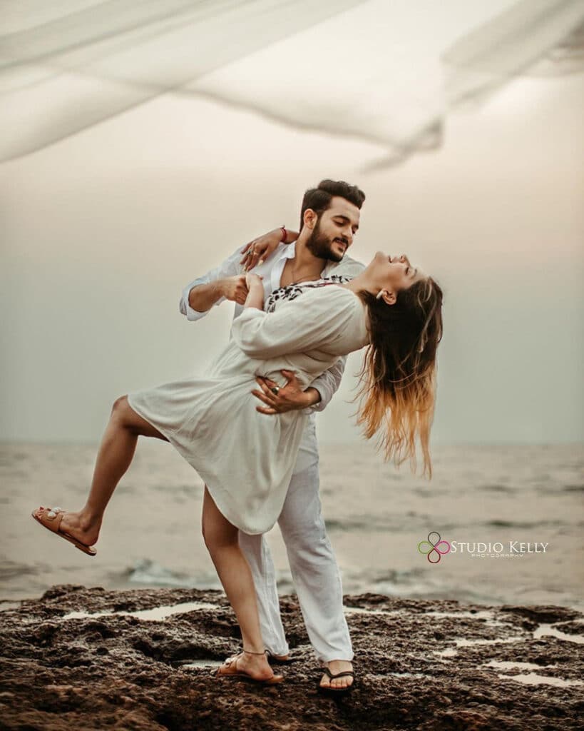 Top Notch 30 Iconic Romantic Wedding Couple Poses